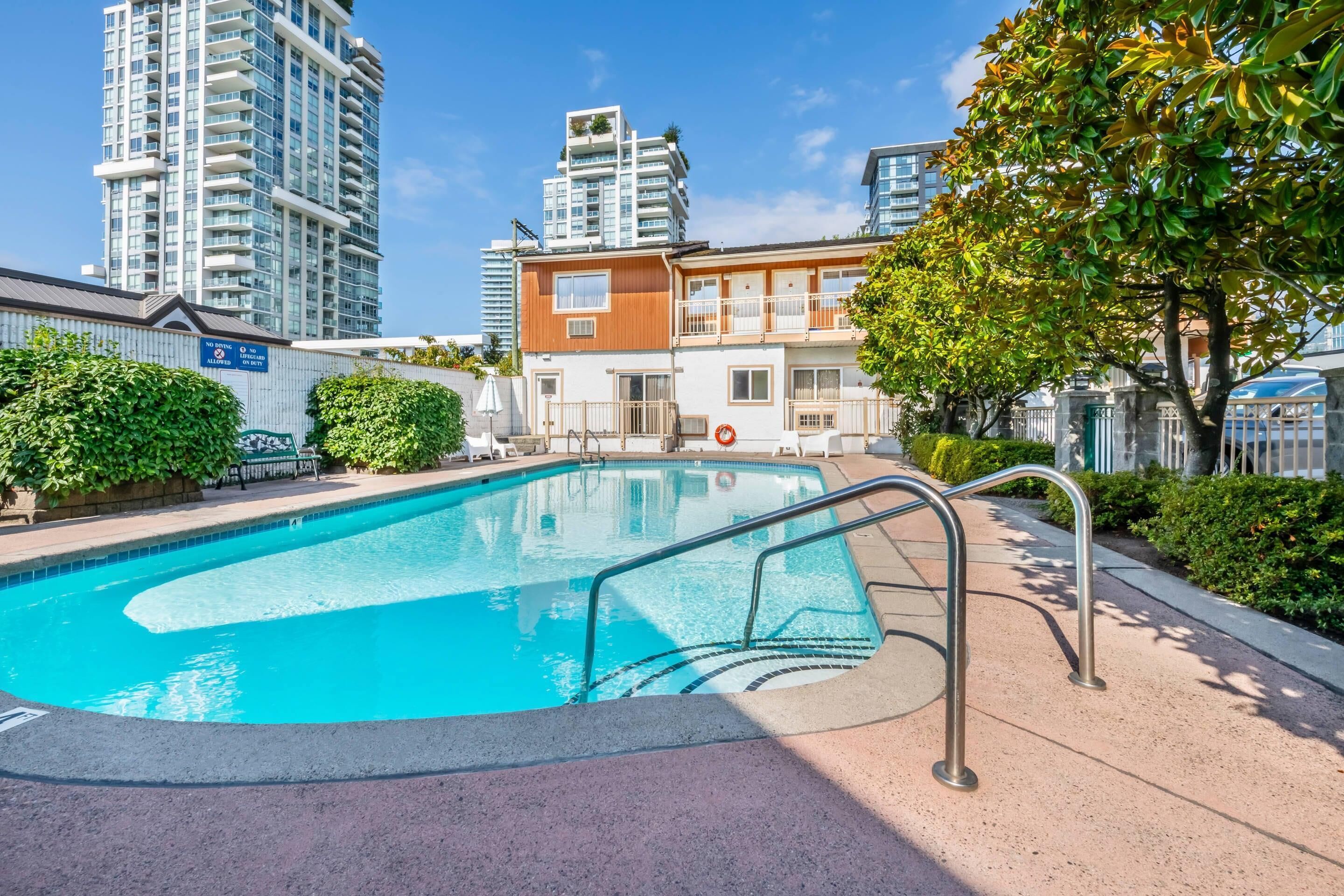 季节性开放的室外游泳池