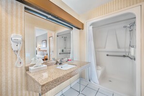 Premium bedding, desk, blackout curtains, iron/ironing board - Econo Lodge Inn & Suites (District of North Vancouver)