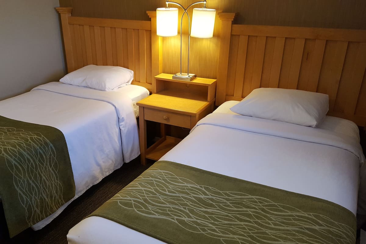 Suite, 1 Queen Bed and 2 Single Beds, Plus Sofabed, Non Smoking | Sängtillbehör av högsta kvalitet, skrivbord och mörkläggningsgardiner
