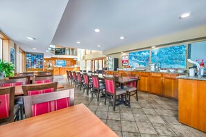 Free daily continental breakfast  - Econo Lodge Inn & Suites (District of North Vancouver)
