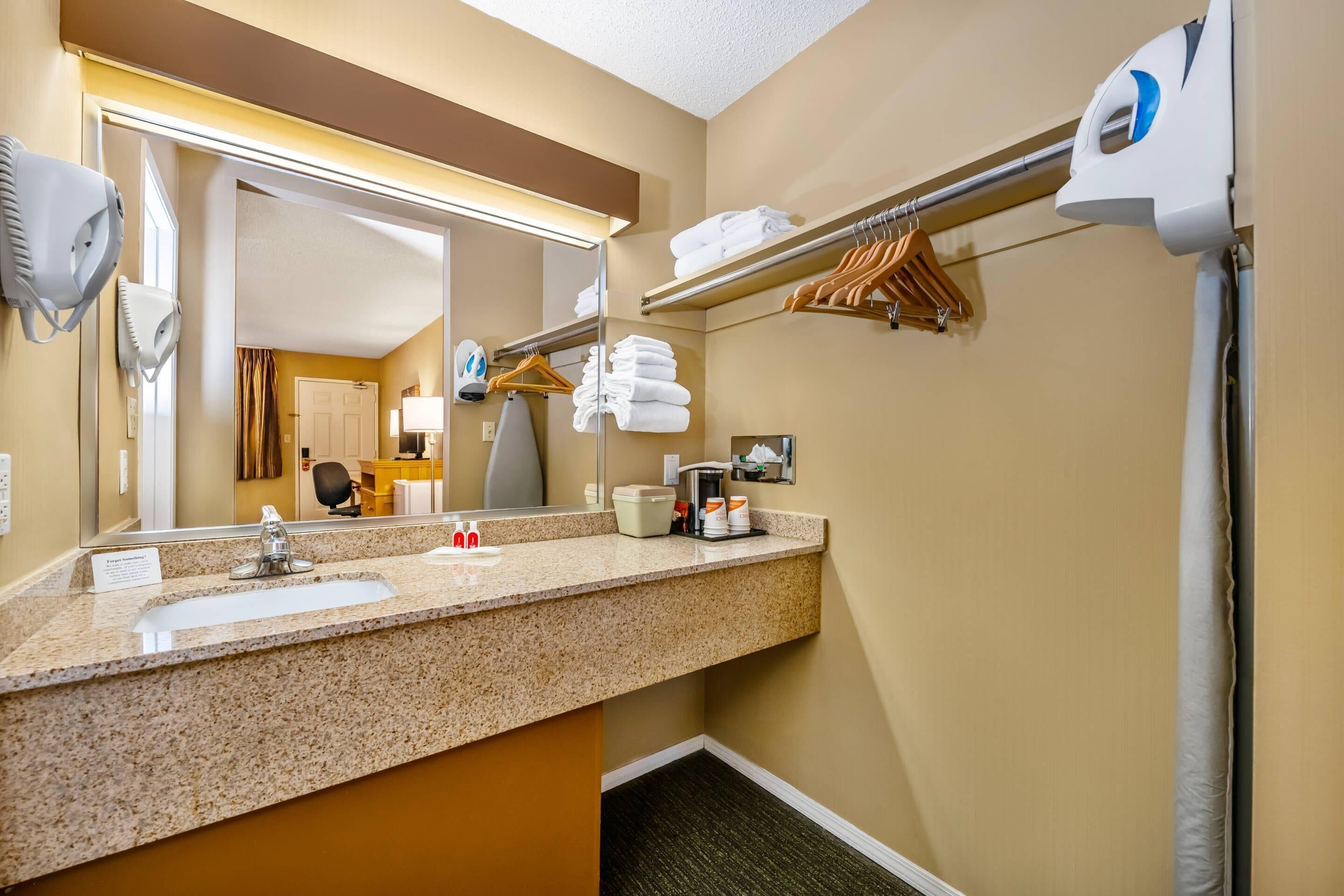 Roupas de cama premium, escrivaninha, cortinas blackout