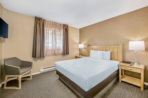 Premium bedding, desk, blackout curtains, iron/ironing board - Econo Lodge Inn & Suites (District of North Vancouver)