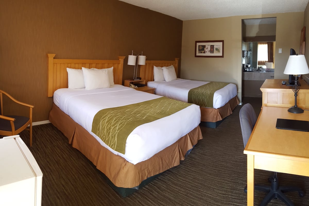 Deluxe-rum - 2 queensize-sängar - icke-rökare | Sängtillbehör av högsta kvalitet, skrivbord och mörkläggningsgardiner