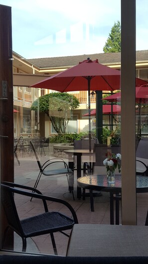 Terrace/patio - Econo Lodge Inn & Suites (District of North Vancouver)