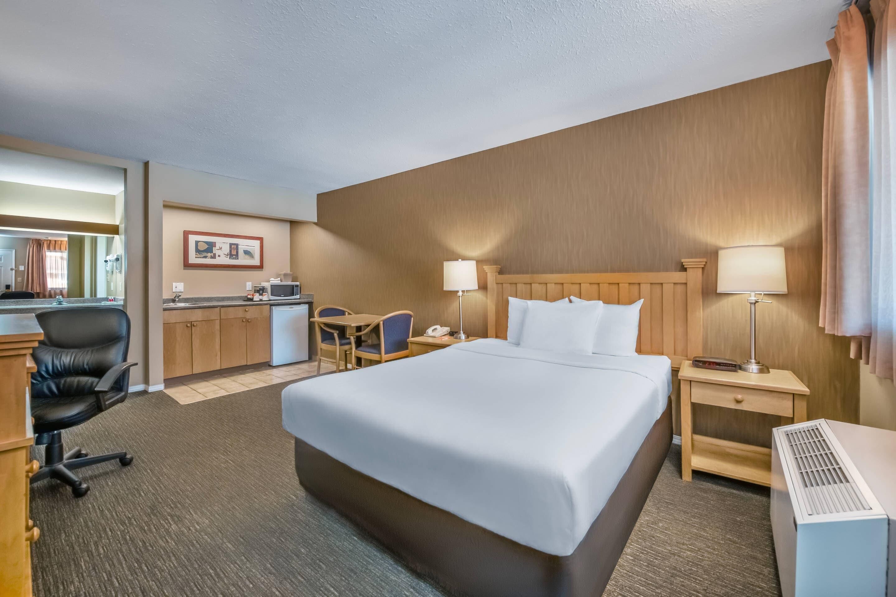 Suite, 1 Queen Bed and 2 Single Beds, Plus Sofabed, Non Smoking | Premium bedding, desk, blackout drapes, iron/ironing board