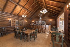 Serves lunch and dinner