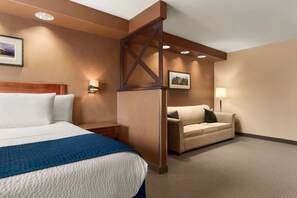 Camas con pillow-top, escritorio y cortinas blackout 