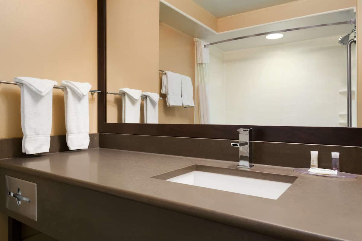 junior suite | bathroom | combined shower/bathtub, free toiletries, hair dryer, towels