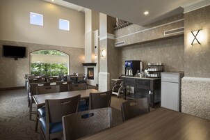 Café da manhã para viagem grátis todos os dias