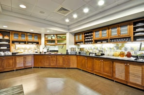 Café da manhã com buffet grátis todos os dias