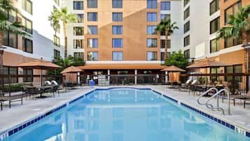 Kolam renang outdoor, dengan kursi berjemur