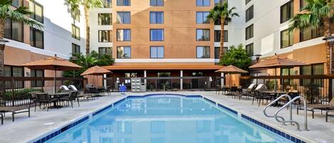 Außenpool, geöffnet von 09:00 Uhr bis 22:00 Uhr, Liegestühle