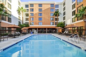 Outdoor pool, open 9:00 AM to 10:00 PM, sun loungers - Hyatt Place Las Vegas (Las Vegas)