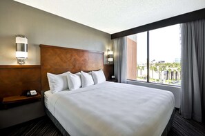 Premium bedding, down comforters, in-room safe, desk - Hyatt Place Las Vegas (Las Vegas)