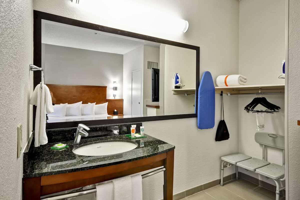 premium bedding, down duvets, in-room safe, desk