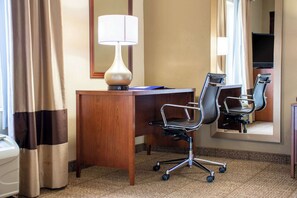 Escritorio, espacio para trabajar con laptop y cortinas blackout 