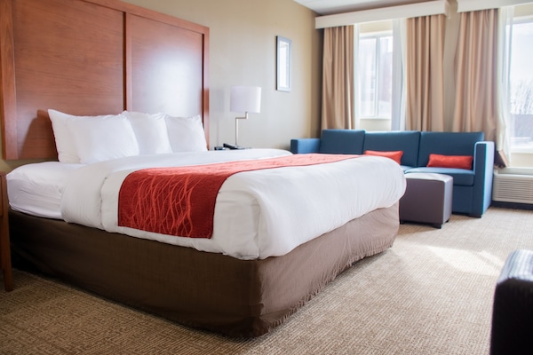 Escritorio, espacio para trabajar con laptop y cortinas blackout