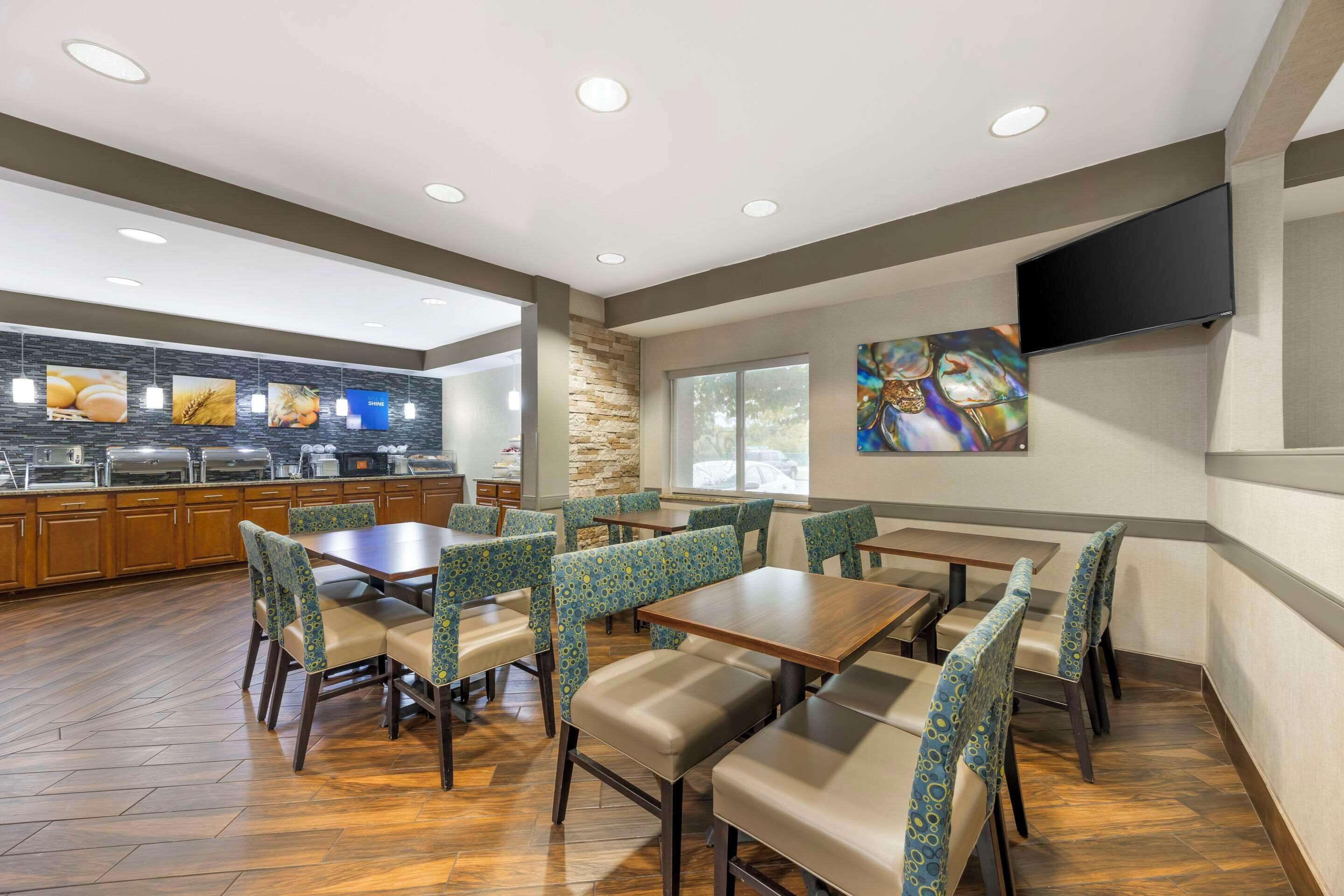 free daily full breakfast