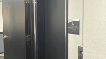 Puerta de ascensor de hotel con un letrero que indica su ubicación.