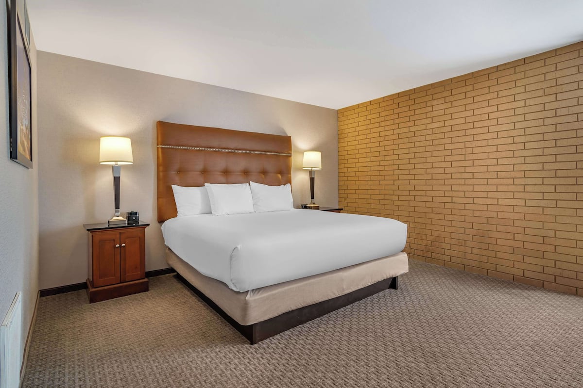 Suite Deluxe, 1 cama King size y sofá cama (Upper Floor, Oversized, 2 Rooms) | 1 habitación, escritorio y espacio para trabajar con laptop