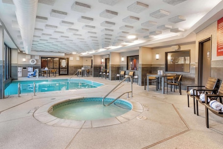 Piscine couverte, piscine extérieure. Drury Inn & Suites Atlanta Airport