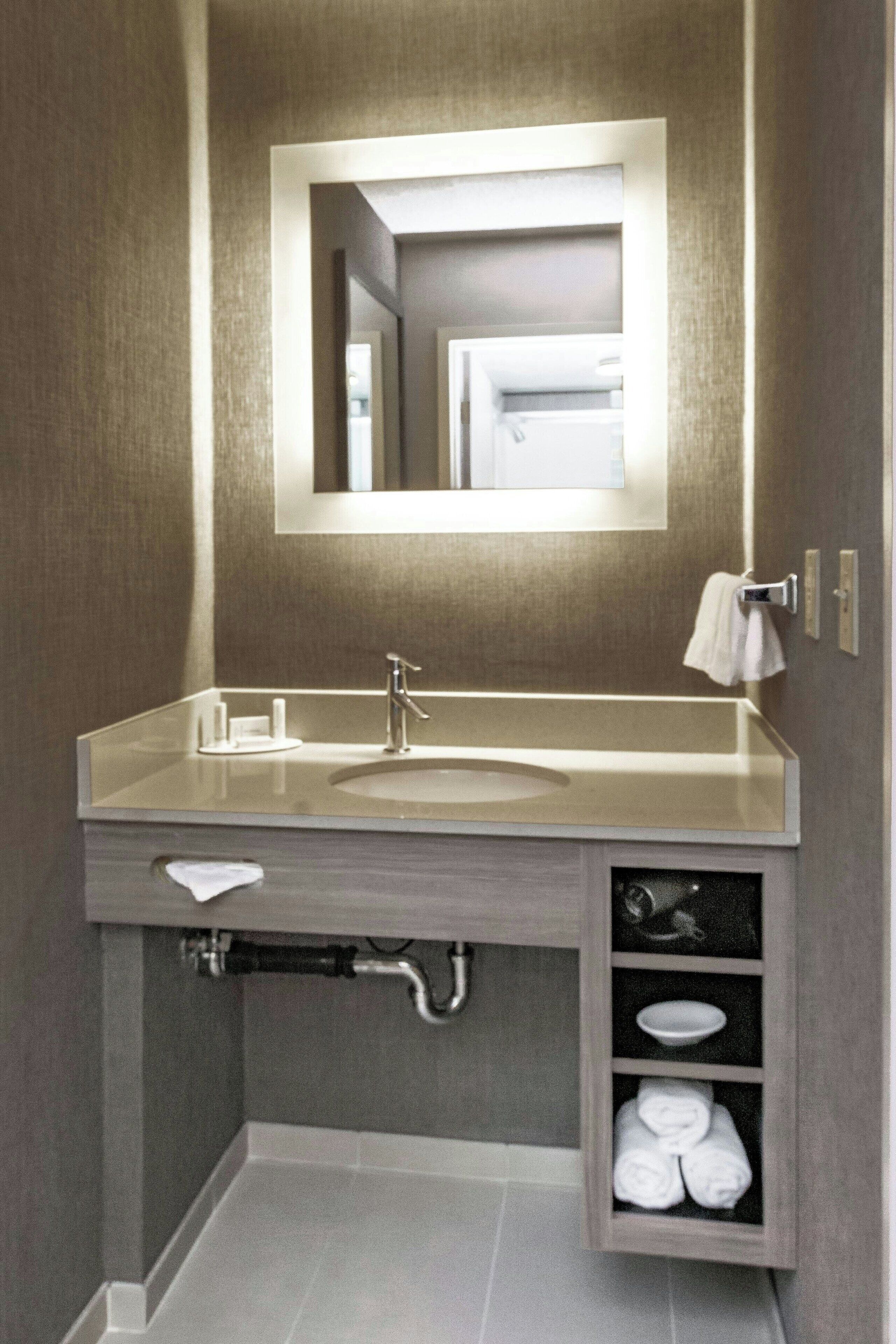 combined shower/bathtub, free toiletries, hair dryer, towels