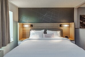 Bureau, fer et planche à repasser, lits bébé (gratuits)