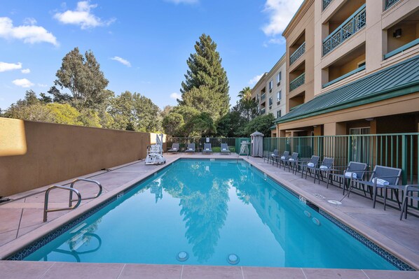 حمّام سباحة خارجي