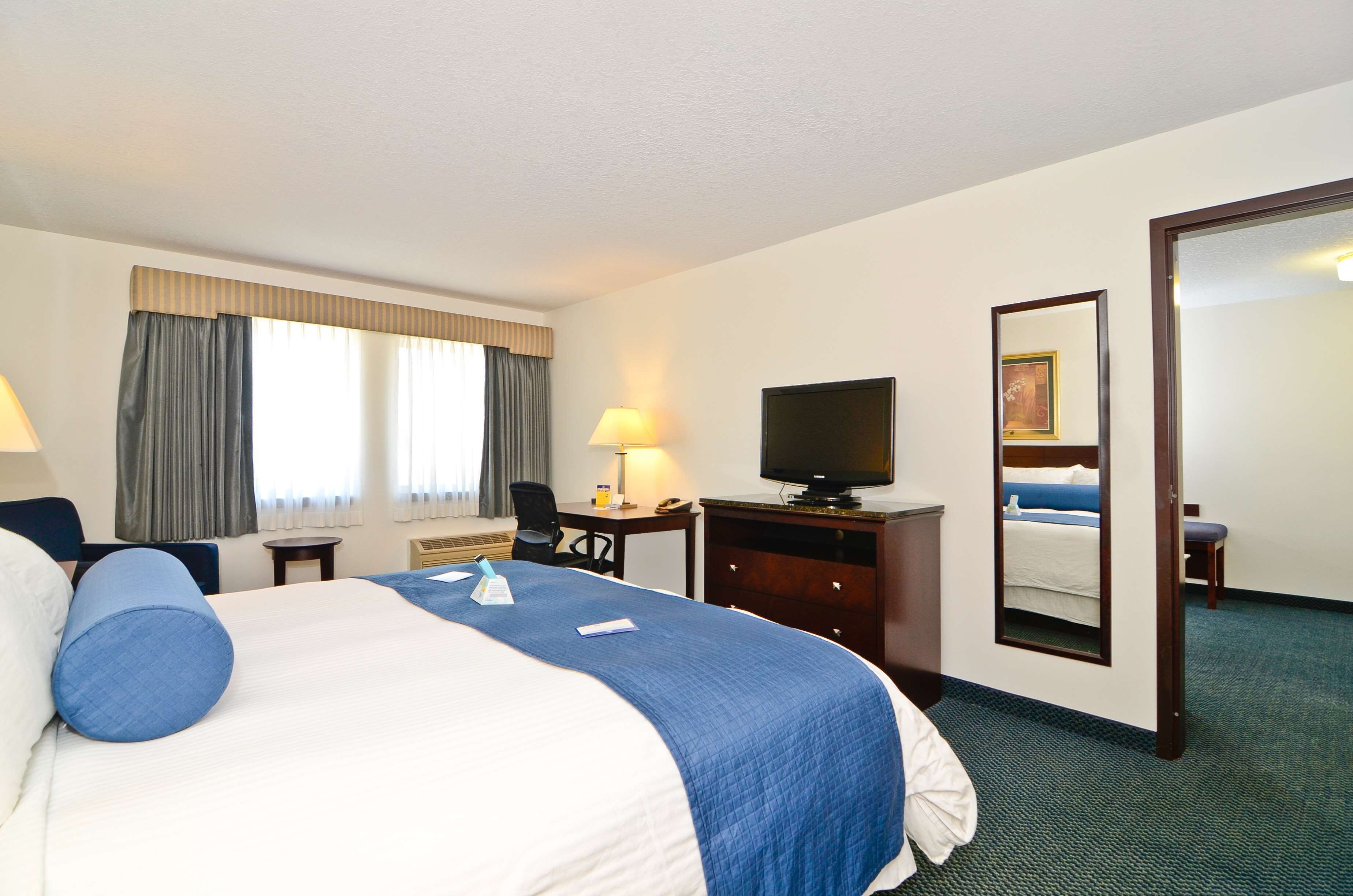presidential suite, 1 king bed, non smoking | desk, iron/ironing board, free wifi, bed sheets