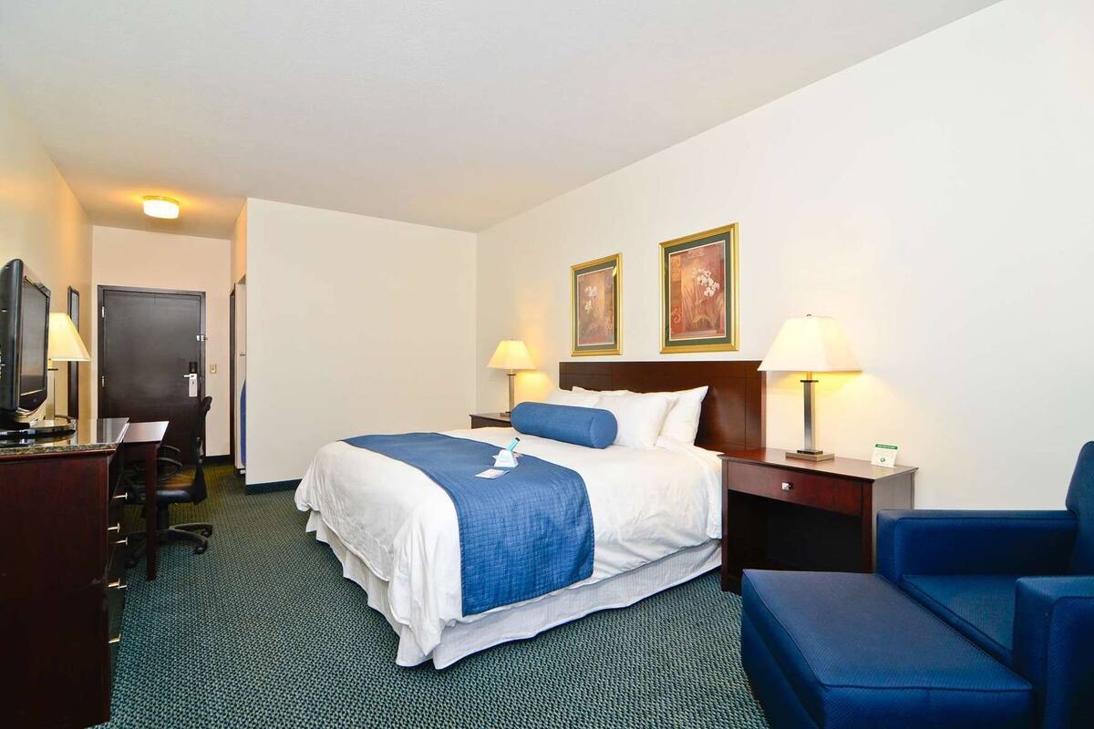 Desk, iron/ironing board, free WiFi, bed sheets