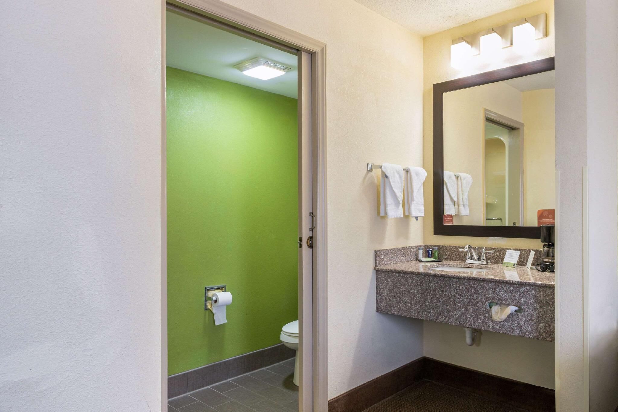 Articles de toilette gratuits, sèche-cheveux, serviettes fournies