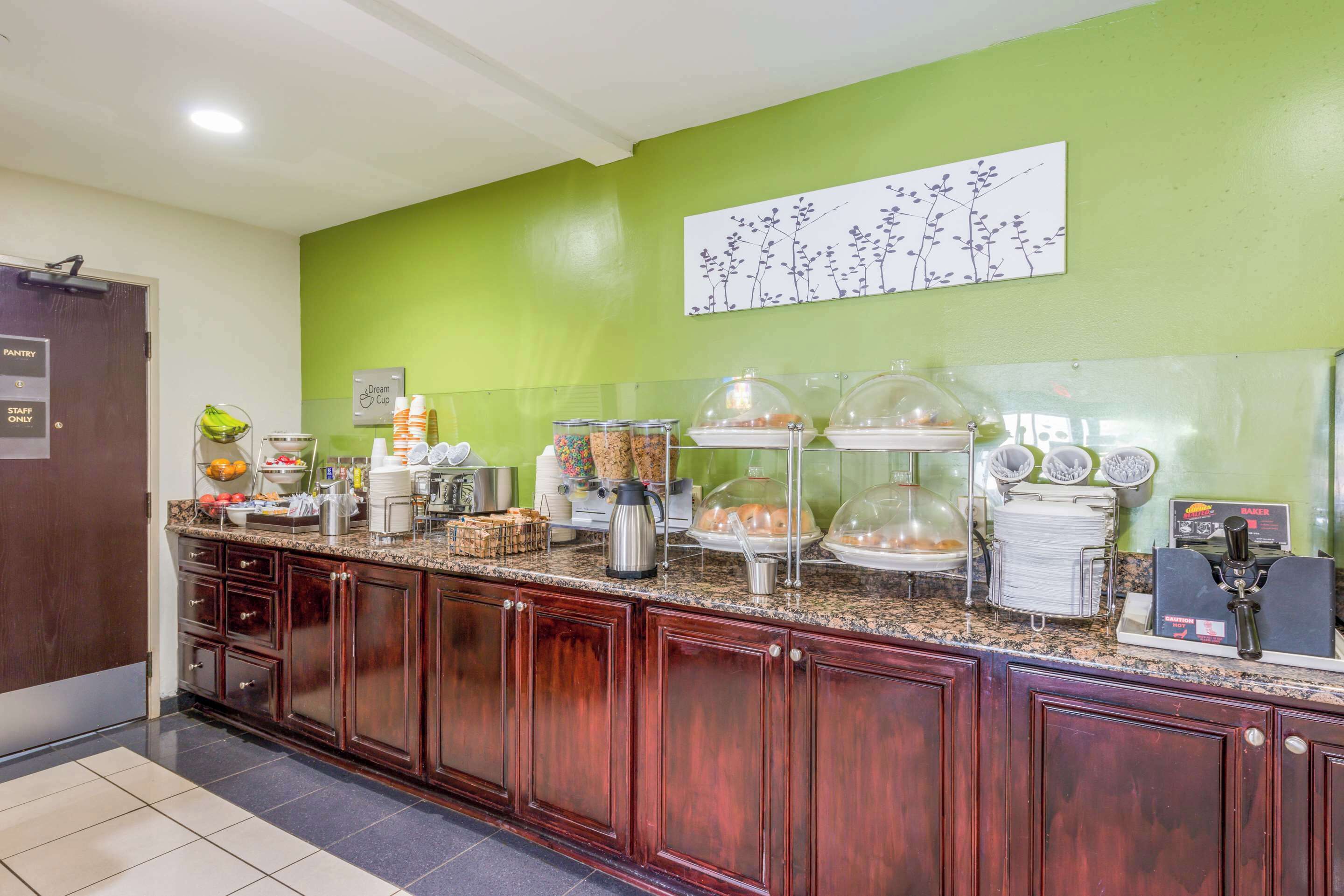 Bao gồm bữa sáng buffet hàng ngày 