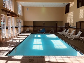 Piscine couverte, chaises longues