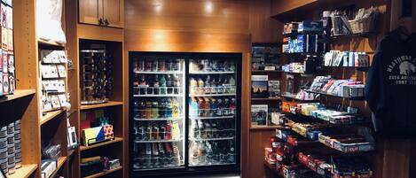Uma loja com prateleiras repletas de lanches, bebidas e outros produtos.