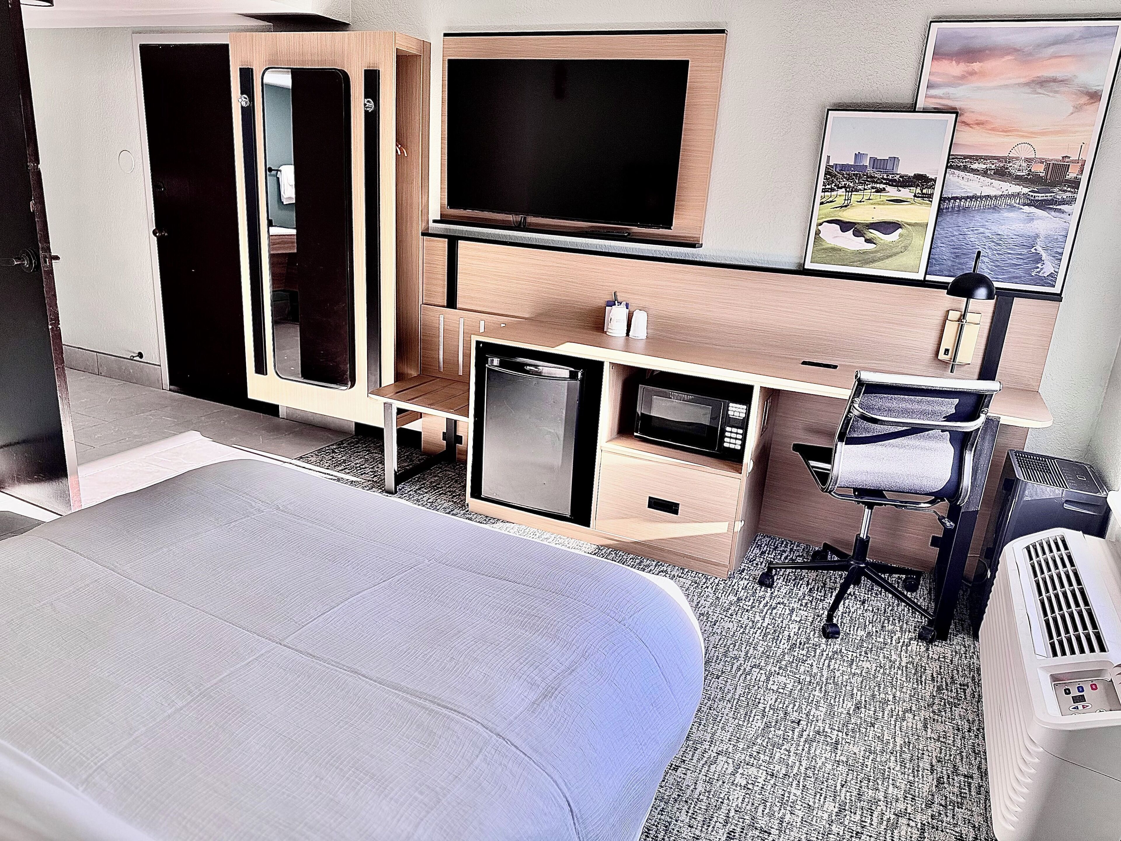 Room, 1 Queen Bed, Hearing Accessible, Non Smoking | Desk, blackout drapes, iron/ironing board, free cribs/infant beds