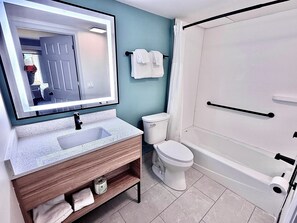 Chambre, 1 grand lit, non-fumeur | Salle de bain | Ensemble baignoire-douche, articles de toilette (gratuits)