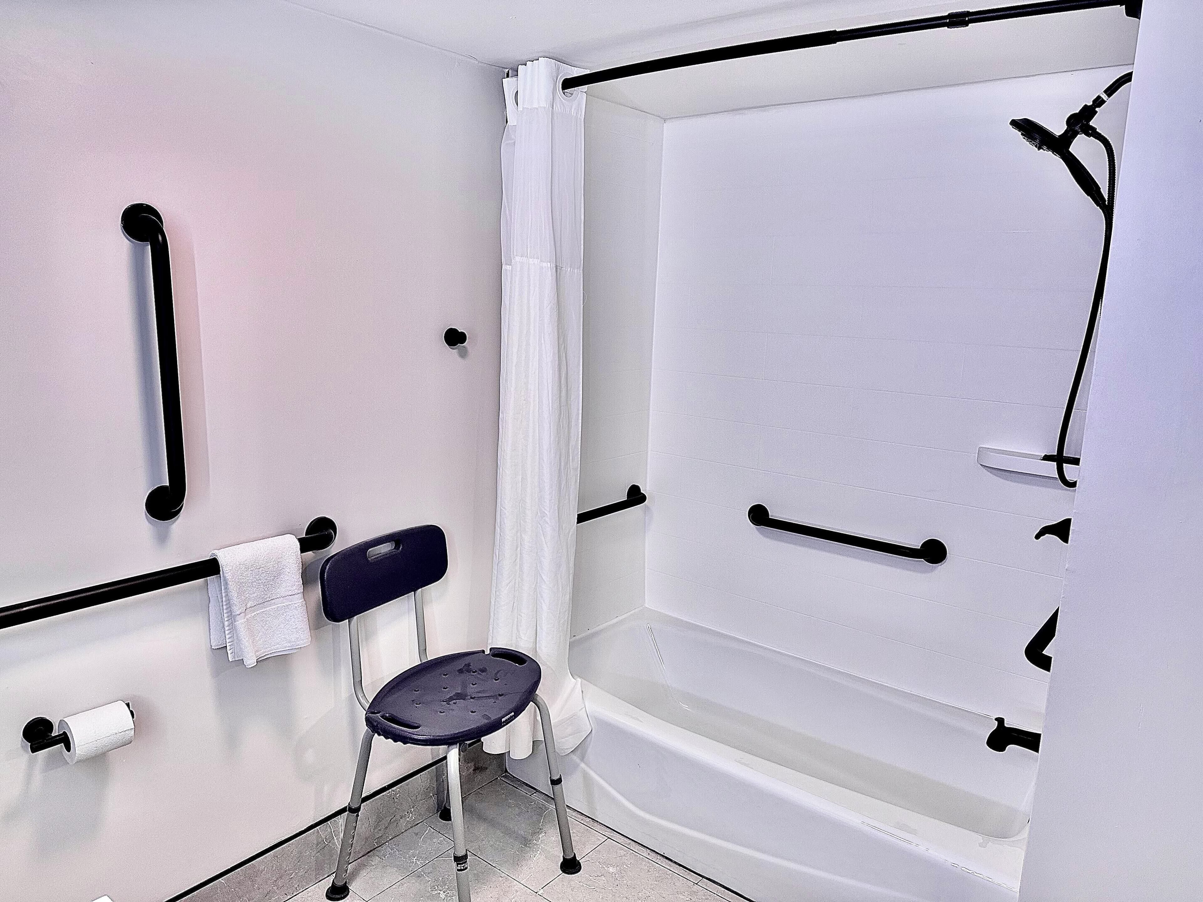 Room, 1 Queen Bed, Hearing Accessible, Non Smoking | Bathroom | Combined shower/tub, free toiletries, hair dryer, towels