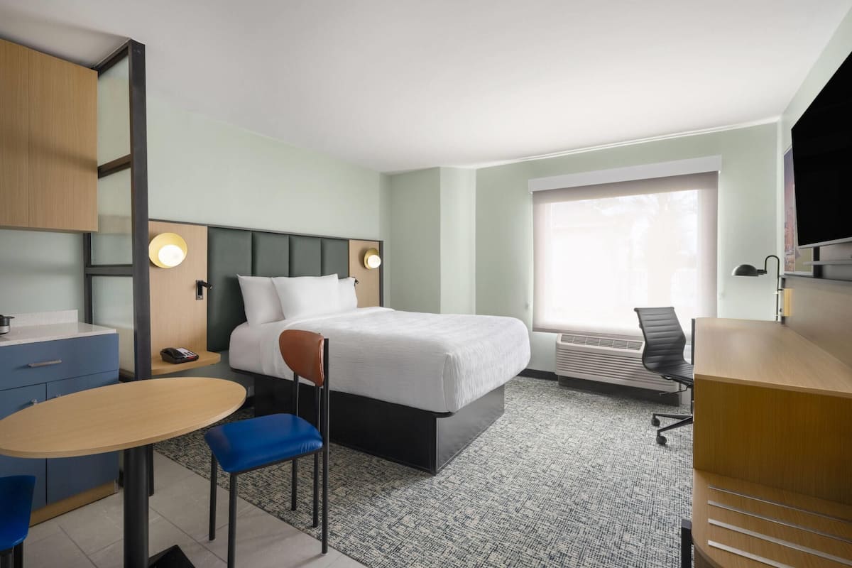 Room, 1 Queen Bed, Non Smoking | Desk, blackout drapes, iron/ironing board, free cribs/infant beds