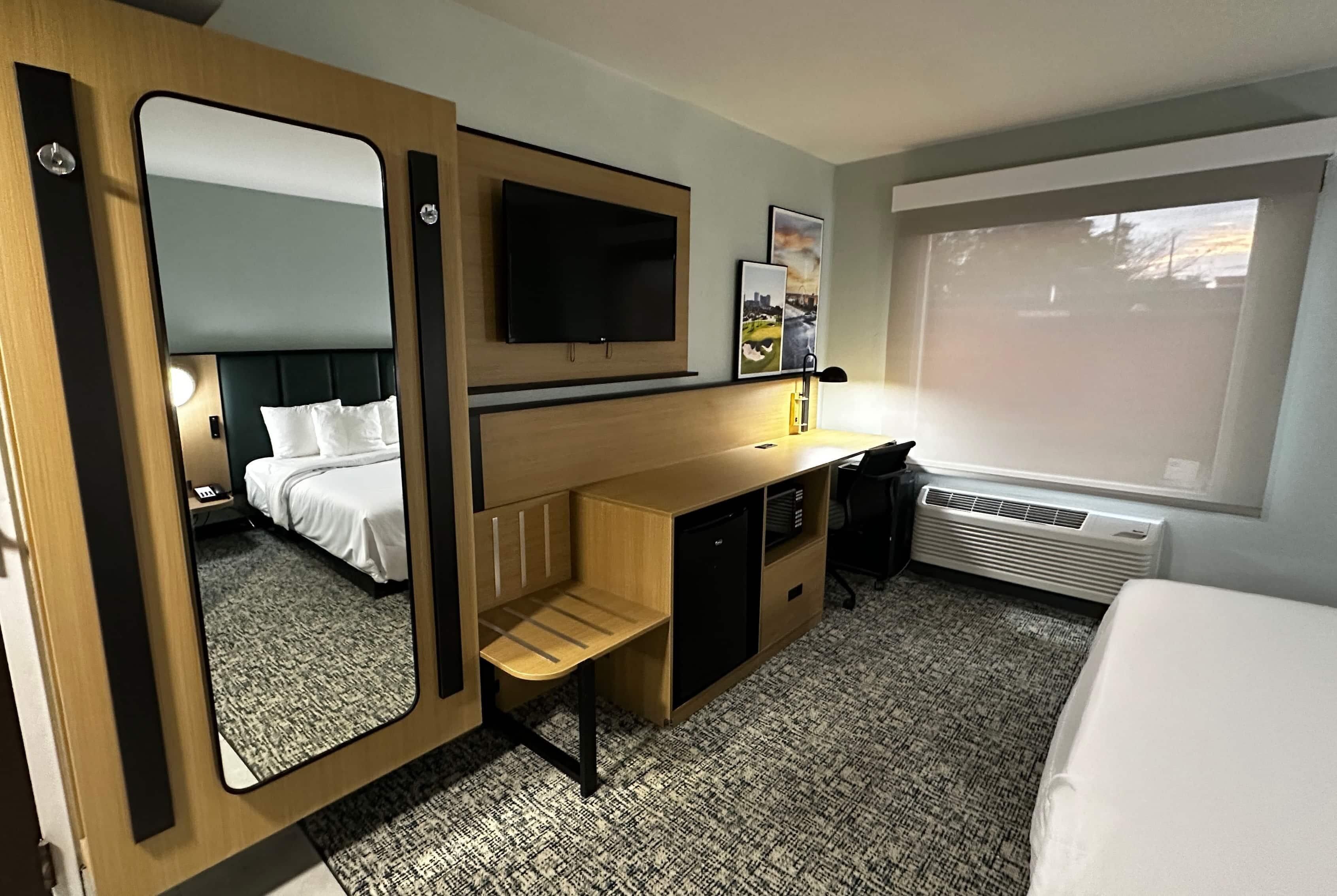 办公桌、遮光窗帘、熨斗/熨衣板、免费婴儿床