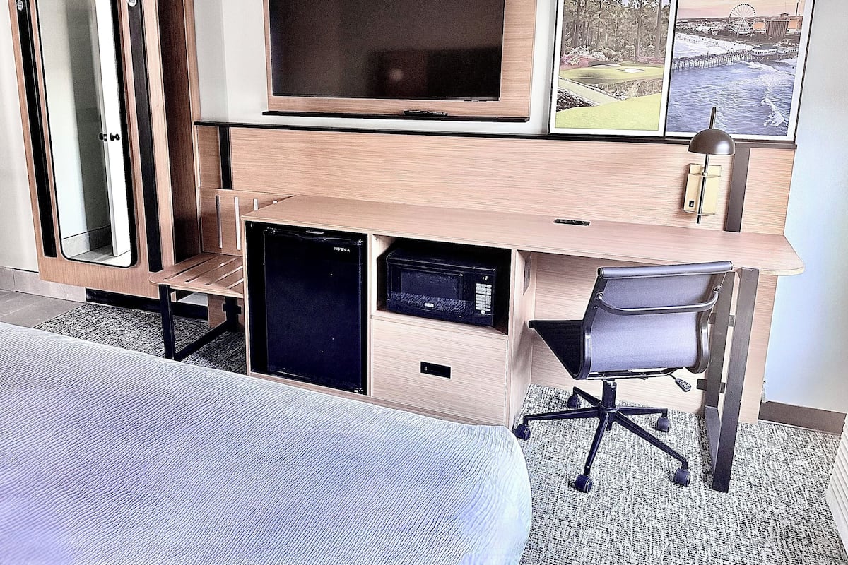 Room, 1 King Bed, Non Smoking | Desk, blackout drapes, iron/ironing board, free cribs/infant beds