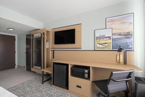 客房, 1 張加大雙人床, 聽障無障礙空間, 非吸煙房 (Mobility/hearing, Roll-in Shower) | 書桌、遮光窗簾/窗簾、熨斗/熨衫板、免費嬰兒床