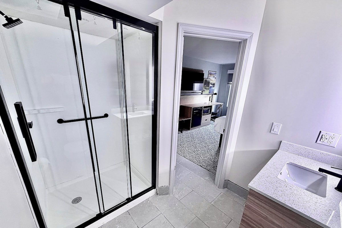 Room, 1 King Bed, Non Smoking | Bathroom | Combined shower/tub, free toiletries, hair dryer, towels