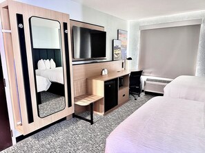 Habitación, 2 camas matrimoniales, para no fumadores | Escritorio, cortinas blackout y tabla de planchar con plancha 