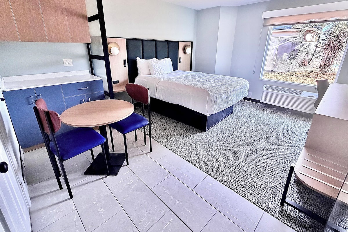 Room, 1 Queen Bed, Non Smoking | Desk, blackout drapes, iron/ironing board, free cribs/infant beds