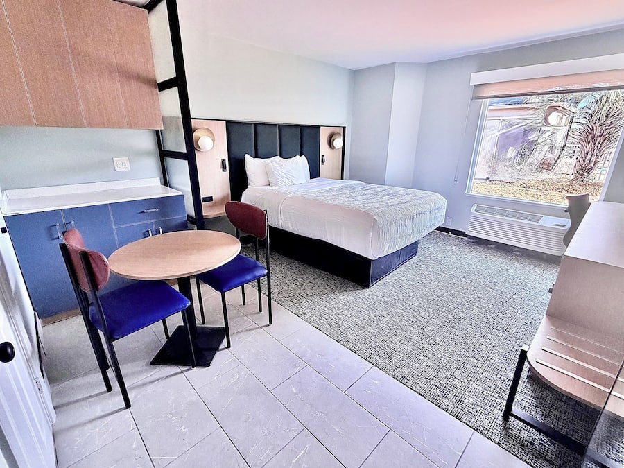 Rum - 1 queensize-säng - icke-rökare | Skrivbord, mörkläggningsgardiner och strykjärn/strykbräda