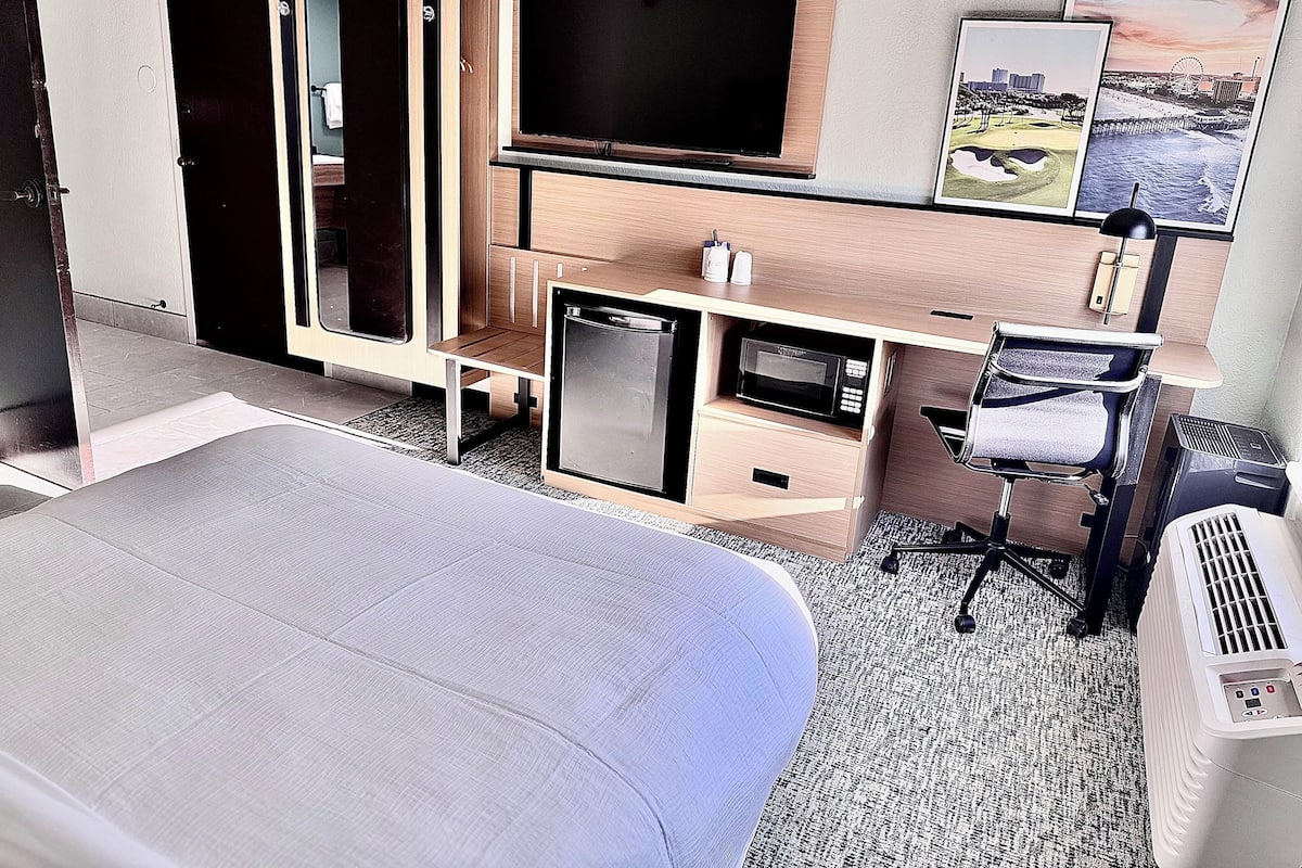 Room, 1 Queen Bed, Hearing Accessible, Non Smoking (Mobility/hearing, Roll-in Shower) | Desk, blackout drapes, iron/ironing board, free cribs/infant beds