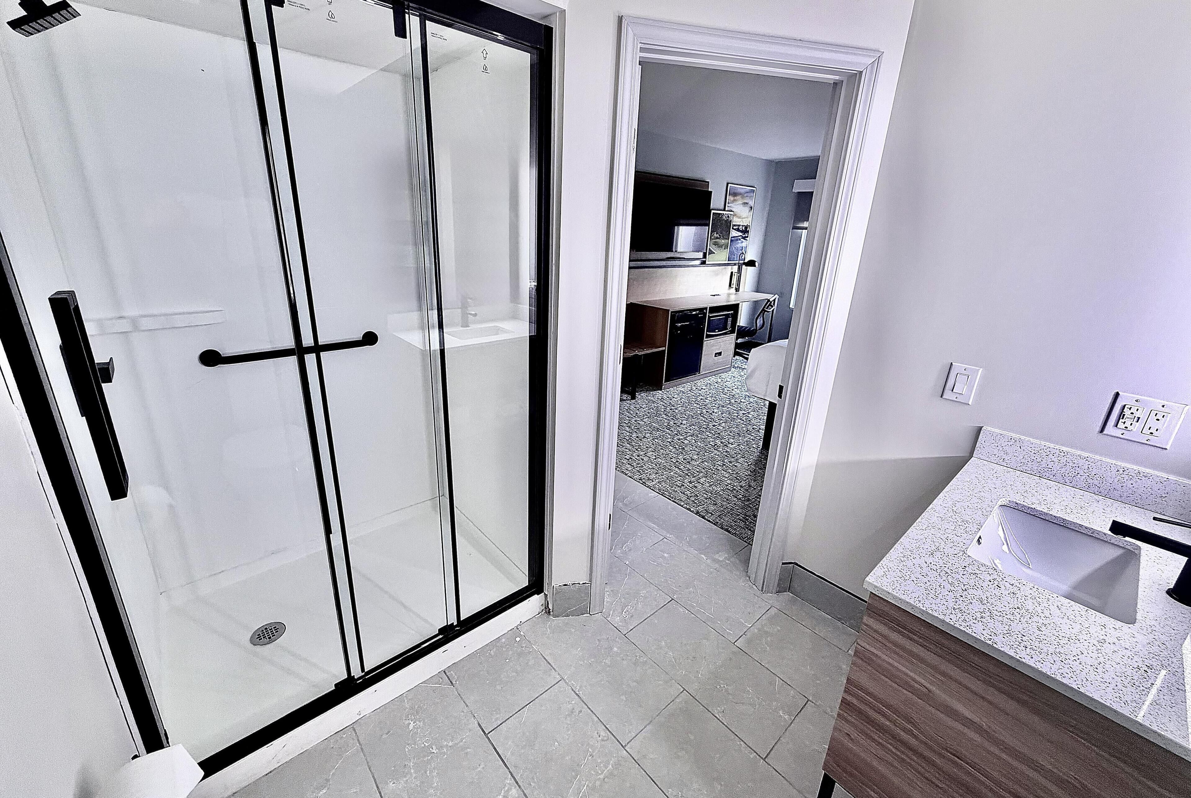 Escritorio, cortinas blackout y tabla de planchar con plancha 