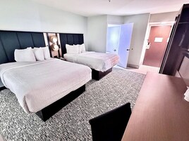 Escritorio, cortinas blackout y tabla de planchar con plancha 