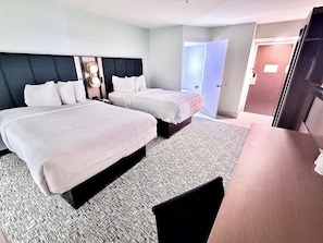 Chambre, 2 lits doubles, non-fumeur | Bureau, rideaux d’obscurcissement, fer et planche à repasser