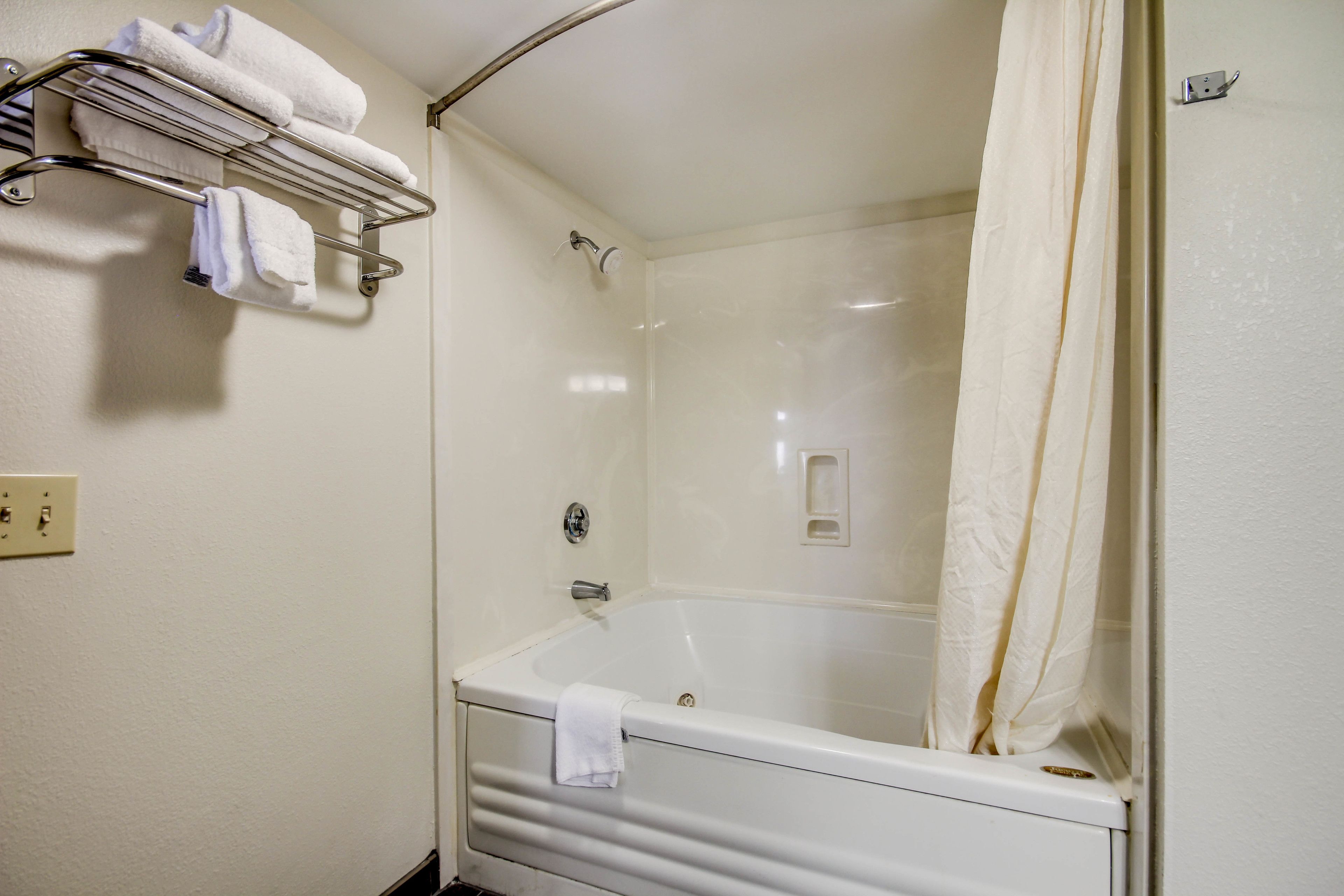 Combined shower/tub, free toiletries, hair dryer, towels